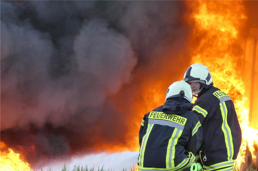 Warnung vor Rauchwolke in Heek und Nienborg: Recyclinghof in Ochtrup brennt Pechschwarzer Rauch steigt bei einem Großbrand im Gewerbegebiet Weinerpark auf.