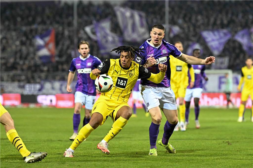 Filippo Mane führt einen Zweikampf um den Ball. 