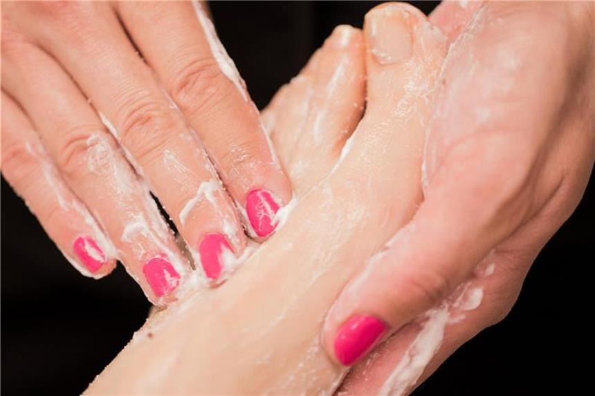 Peelings enthalten Fruchtschalen oder Wachse Peelingmassage: Mit Hilfe von körnigen Substanzen werden abgestorbene Hautschüppchen entfernt. Foto: Rolf Vennenbernd/Symbolbild
