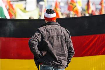 Pegida-Demo in Dresden. Außenminisiter Maas fordert mehr Einsatz zur Verteidigung der Demokratie. Foto: Oliver Killig/Archiv
