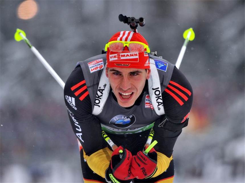 Handbremse gelöst: Peiffer holt ersten Saisonsieg Peiffer läuft nach dem Schießen auf die Strecke. Foto: Hendrik Schmidt