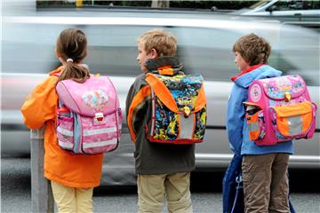 Peilsender in der Schultasche sollen Autofahrer warnen. Sie lassen aber auch die Überwachung der Kinder zu (Symbolbild).