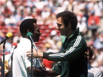 Pele und Franz Beckenbauer 1978 bei einer Veranstaltung von Cosmos New York. Foto: Martin Athenstädt