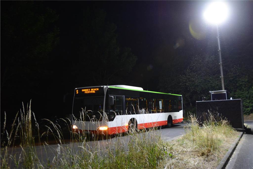 Pendelbusse fahren den ganzen Tag zwischen dem Halterner Bahnhof und dem Festivalgelände hin und her.
