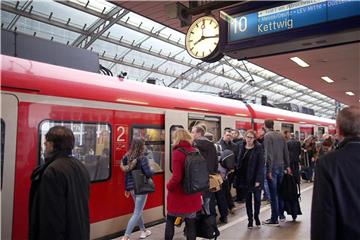 Pendler stehen im Hauptbahnhof Köln vor einer S-Bahn. Foto: Oliver Berg
