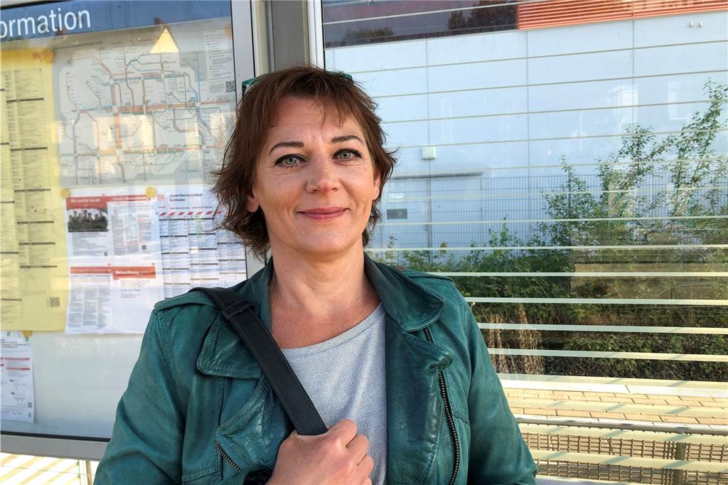 Erster Tag mit 9-Euro-Ticket: „Wir haben niemanden stehen lassen müssen“ Pendlerin Katrin Wienand entdeckte am Hörder Bahnhof am Mittwoch auch ein paar neue Mitfahrerinnen und Mitfahrer.