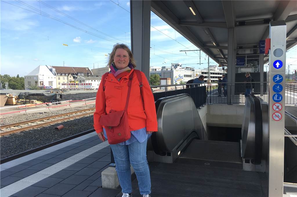 Warum am Dortmunder Hauptbahnhof nur Provinzbahnsteig-Dächer verbaut werden Pendlerin Tanja Schwarz gefällt der neugestaltete Bahnsteig.