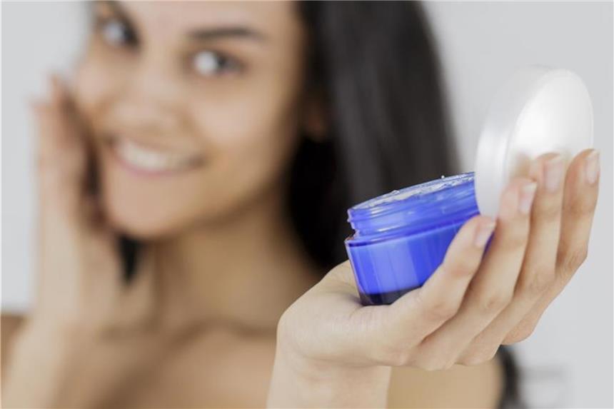 Warum Peptide in der Anti-Falten-Pflege eingesetzt werden Peptide sind die Allzweckwaffe in vielen Kosmetikprodukten. Sie Helfen sowohl Haut als auch Haar. Foto: Monique Wüstenhagen