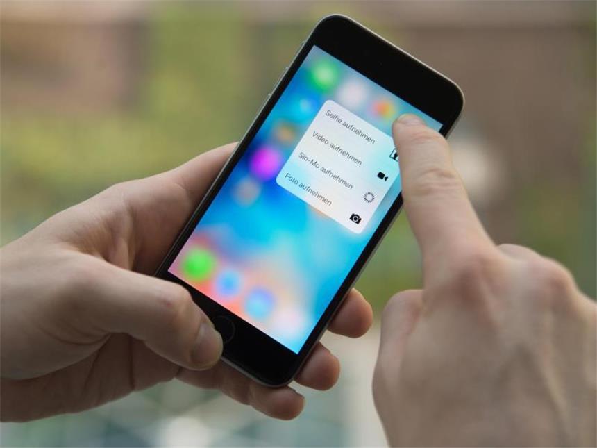 Neuheiten von Apple: Das iPhone 6S und 6S Plus im Test Per 3D-Touch auf das Kamerasymbol können sofort einige Funktionen der Kameras direkt vom Startbildschirm aufgerufen werden. Foto: Andrea Warnecke