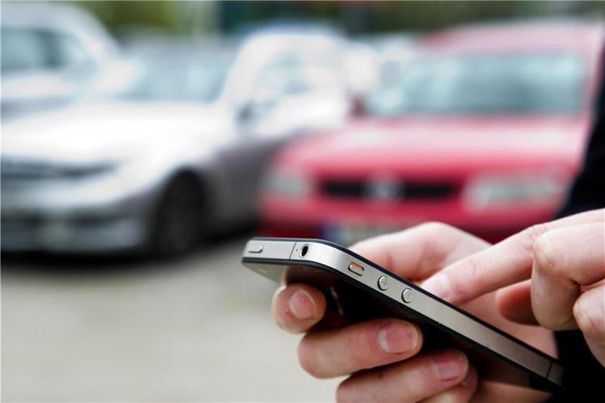 TÜV gibt Herstellern Kontra beim Streit um Autodaten Per App lässt sich schon die Klimaanlage starten, wenn man auf dem Weg zum Auto ist - Fahrzeuge erzeugen immer mehr Daten. Foto: Franziska Gabbert