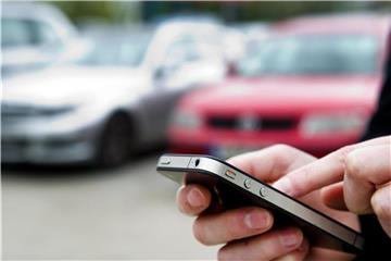 Per App lässt sich schon die Klimaanlage starten, wenn man auf dem Weg zum Auto ist - Fahrzeuge erzeugen immer mehr Daten. Foto: Franziska Gabbert