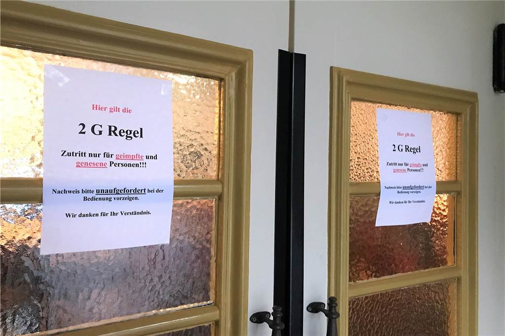 „2G“ in Dortmunder Kneipe: Mutige Wirtin erntet viel Beifall Per Aushang werden die Gäste über die 2G-Regelung informiert.
