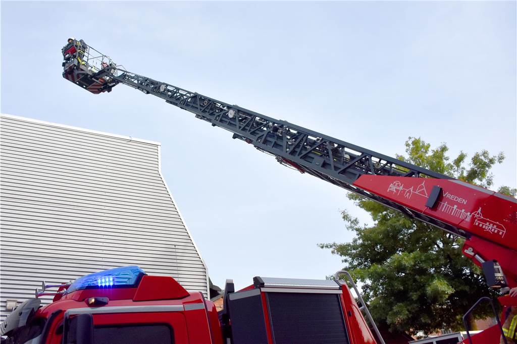 Feuer im N-Joy: Feuerwehr eilt früh am Kirmessonntag zur Disko Die Vredener Drehleiter steht neben dem N-Joy