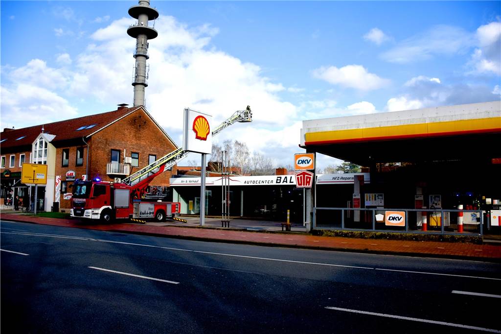 Per Drehleiter kontrollierte die Feuerwehr schließlich auch von oben den Fortschritt der Löscharbeiten. Die Eternit-Dachplatten auf der Halle waren durch die Hitze unter lautem Knallen geplatzt.