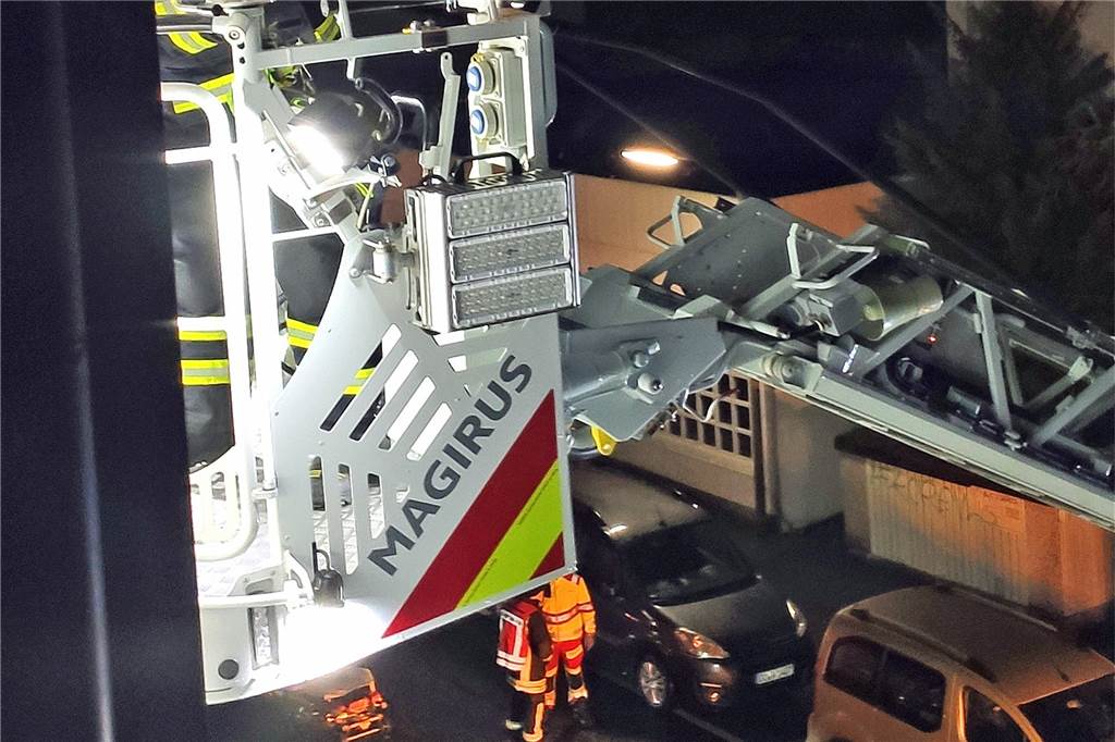 Per Drehleiter und Trage holte die Feuerwehr die Hombrucherin sicher aus der Dachgeschosswohnung in Hombruch.