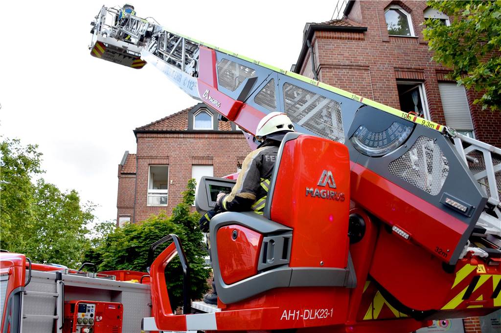 Elektroarbeiten lösen Feuer aus: Feuerwehr rettet acht Bewohner am Domhof Drehleiter am Domhof