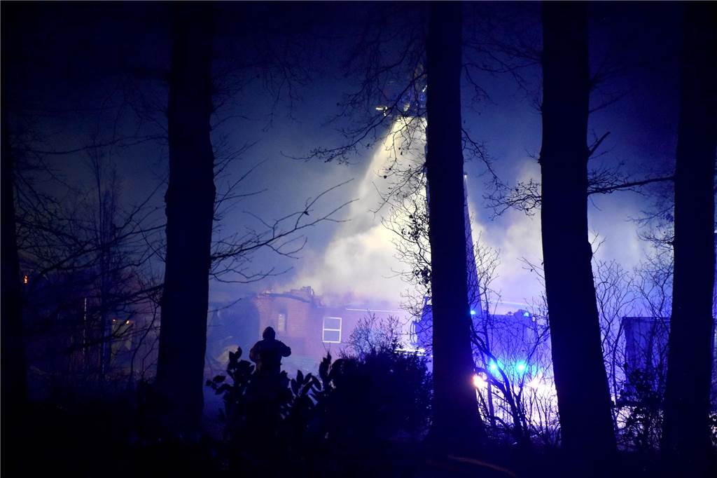 Per Drehleiter unterstützte die Freiwillige Feuerwehr Gronau die Löscharbeiten von oben. Dabei wurde die ganze Umgebung mit dichten, beißenden Qualm gehüllt. 