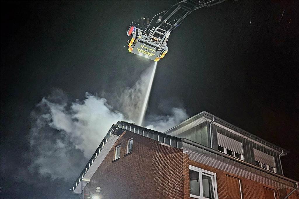 Blitz setzt Dachstuhl in Brand: Feuerwehr musste zu Paralleleinsätzen Löscharbeiten per Drehleiter.