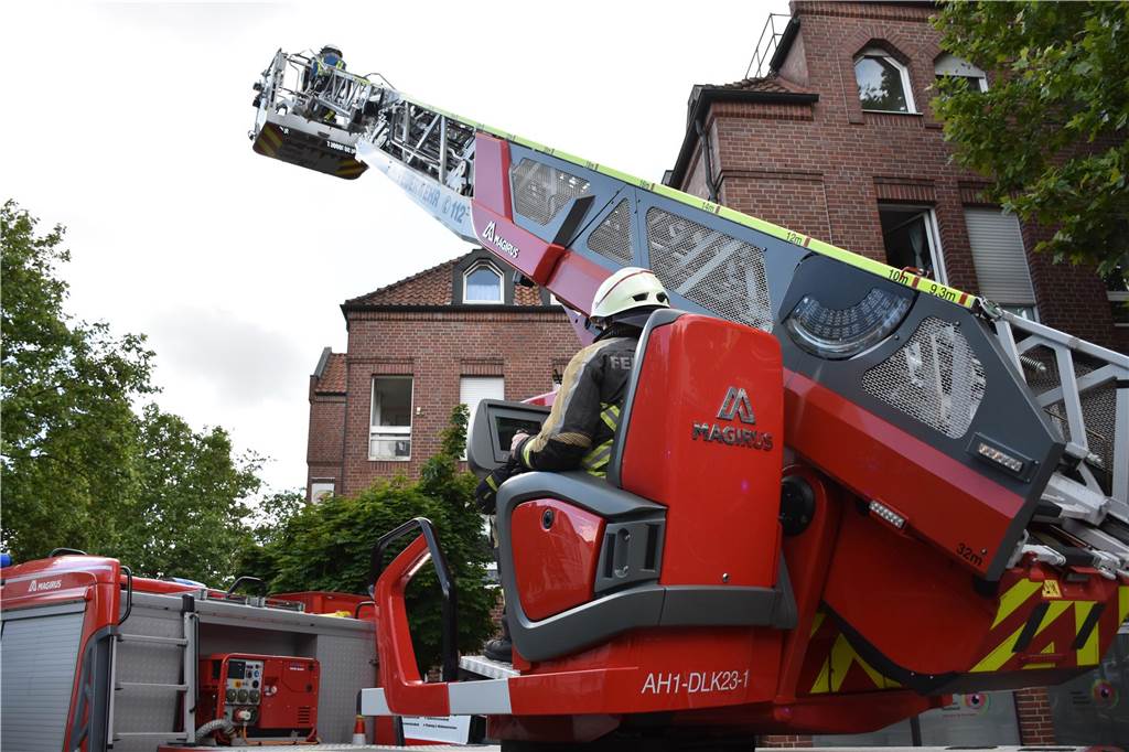 Feuerwehreinsatz in der Innenstadt: Drehleiter rettet Menschen aus Gebäude Viele Einsatzkräfte bei einem Feuerwehreinsatz in Ahaus.
