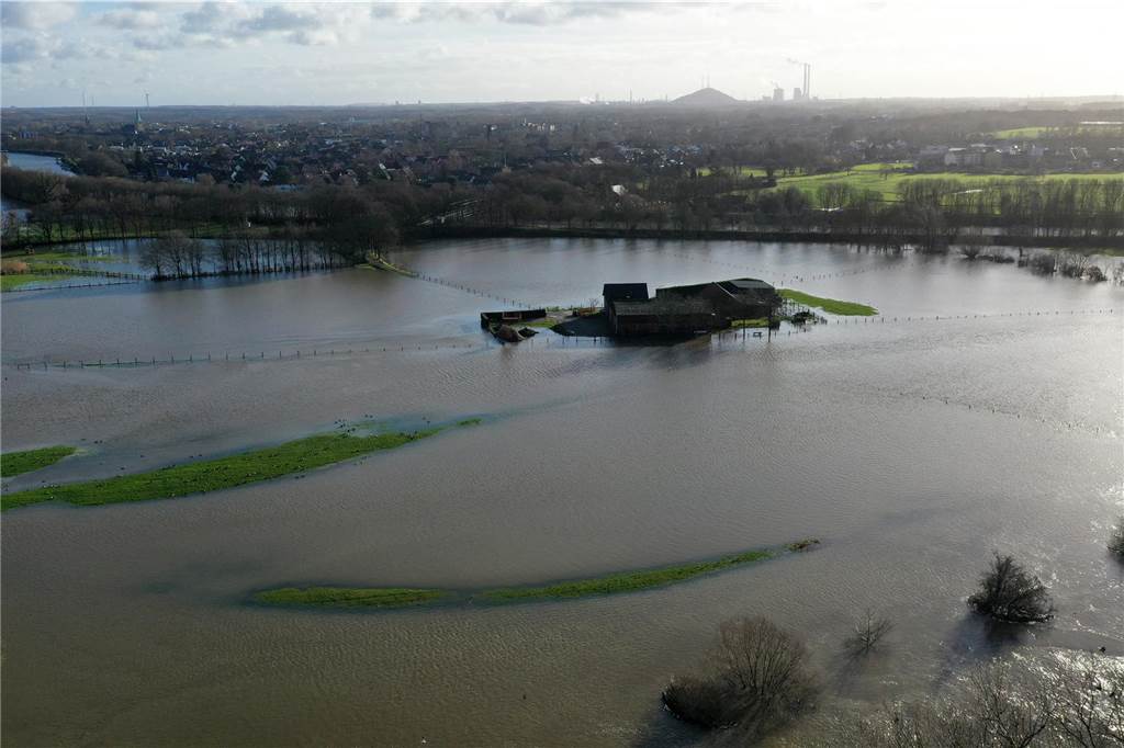 Hochwasser in Dorsten beherrschbar: „Dicke Lippe, aber kein blaues Auge“ Per Drohne lässt sich gut nachvollziehen, welche Ausmaße das Hochwasser in Dorsten hat.