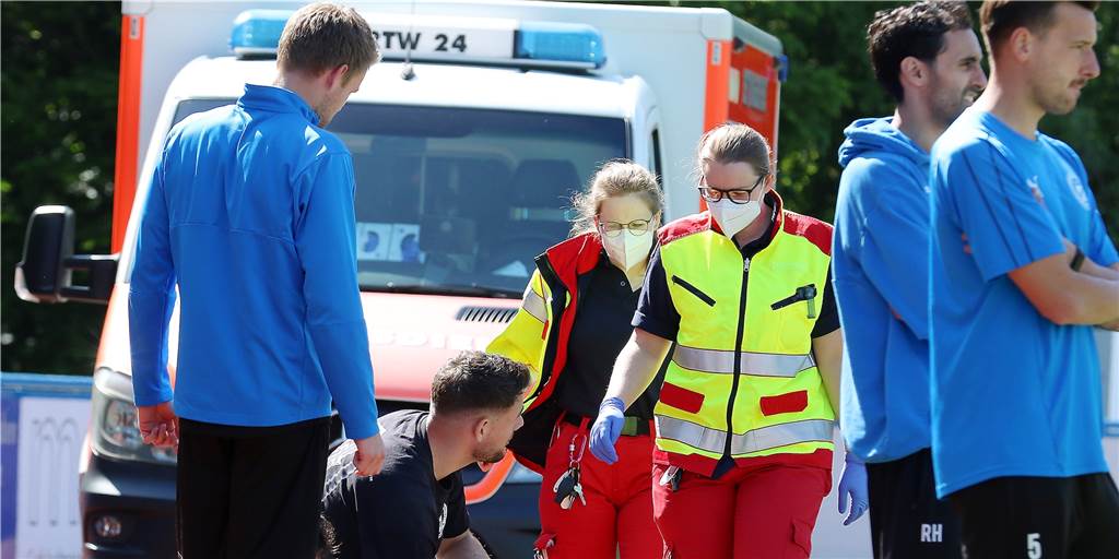 Per Einsatzwagen musste ein Fußballer aus der Westfalenliga vom Platz direkt ins Hospital gebracht werden, die bittere Diagnose folgte allerdings erst einen Tag später.