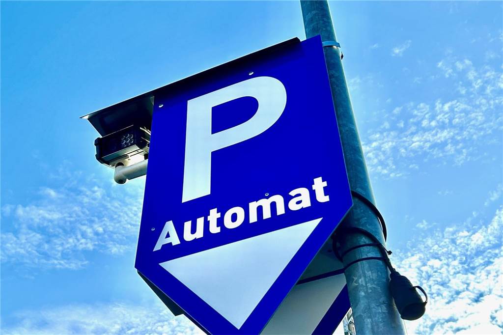 Eine Kamera über dem Parkautomaten bewacht den Parkplatz an der Hörder Bahnhofstraße.