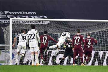 Per Kopf erzielt Weston McKennie (Nr. 14) hier sein erstes Tor für Juventus Turin.