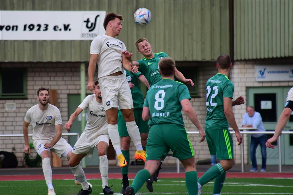 Zwei Mittelfeldspieler teilen sich Platz eins Per Kopf traf Marcel Klakus, hier beim Halbfinale gegen den SV Lippramsdorf, nicht. Dennoch erzielte der Spieler des TuS Haltern neben Sythens Tobias Becker die meisten Tore bei der Stadtmeisterschaft.