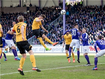Per Kopfball erzielt Stefan Kutschke (M) das 3:0 für Dynamo Dresden in Aue. Foto: Thomas Eisenhuth