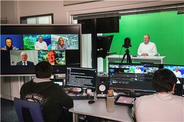 Per Live-Stream war die digitale Talk-Runde der Redaktion im Netz zu verfolgen. Zuschauer konnten per Chat ihre Fragen zum anhaltenden Lockdown für den Einzelhandel stellen - unter anderem an NRW-Wirtschaftsminister Andreas Pinkwart.