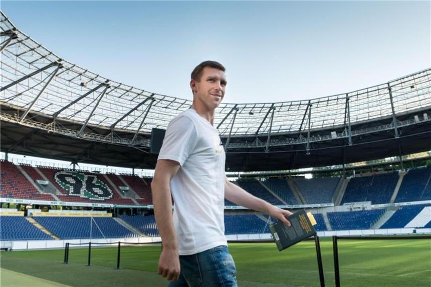 Ein „Weltmeister ohne Talent“ hat viel zu sagen Per Mertesacker, der frühere deutsche Fußball-Nationalspieler, stellt seine Autobiografie vor. Foto: Peter Steffen