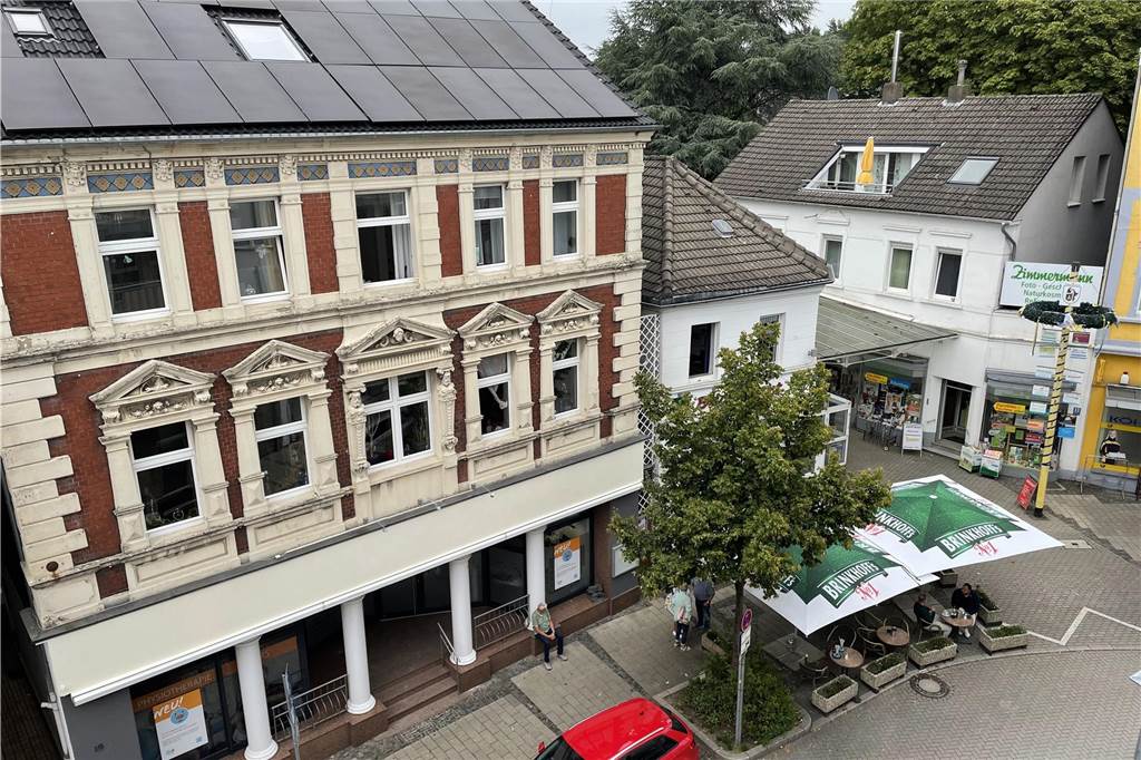 Per Pedes bedeutet, dass die Bewohner Geschäfte und Einrichtungen für den täglichen Bedarf zu Fuß erreichen können. Aus ihren Fenstern blicken einige Mieter direkt auf die Einkaufsstraße und da Café Blickpunkt.
