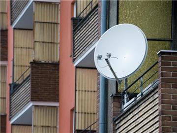 Per Satellitenschüssel gibt es zahllose Fernsehkanäle ins Haus. Per Multifeed-Anlage kann man auch Signale mehrerer Satelliten empfangen. Foto: Franziska Gabbert