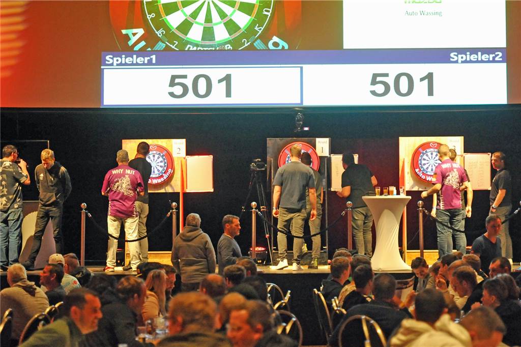 Dart im Quadrat Per Splitscreen konnten die Zuschauer in der Stadthalle das Geschehen auf der Bühne verfolgen.