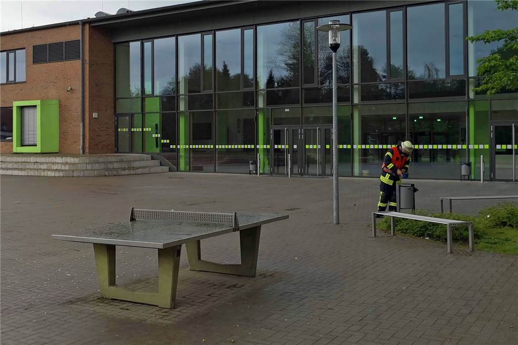 Brandstiftungs-Serie an der Sekundarschule - die Polizei tappt nach einem Jahr im Dunkeln Per Wärmebildkamera wurden zusätzlich alle Mülleimer sowie die Hecken im Bereich auf weitere unentdeckte Brände kontrolliert.