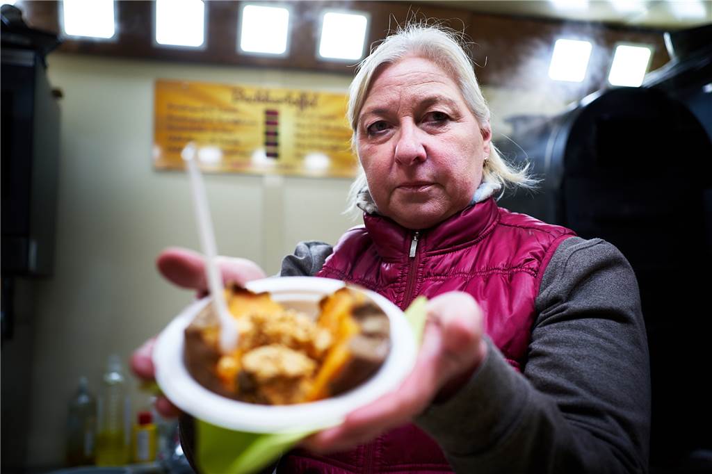 Die 5 außergewöhnlichsten Essensbuden auf dem Weihnachtsmarkt Perdita Gaedig bietet auf dem Weihnachtsmarkt Dortmund 2022 Süßbackkartoffeln an.
