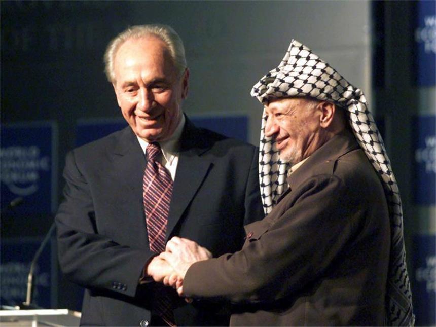 Zehntausende nehmen Abschied vom großen Staatsmann Peres Peres und der damalige Palästinenserpräsident Arafat 2001 in Davos in der Schweiz. Foto: Michele Limina