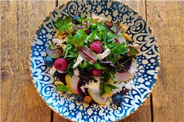Perfekt als Beilage oder als leichter Snack: Rote-Bete-Carpaccio mit Birne und Fetakäse.