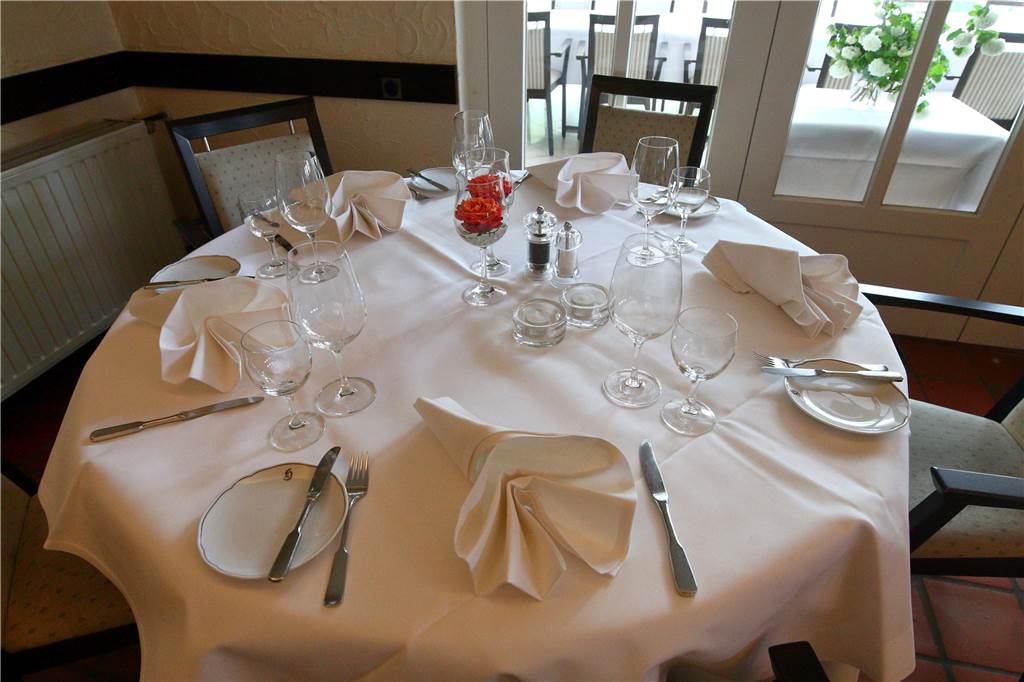 Im Heidehof gibt es Spitzenküche mit französischer Note Perfekt eingedeckt: die Tische im Restaurant Heidehof.