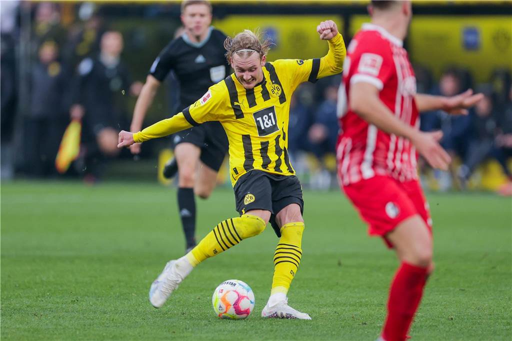 Vom Verkaufskandidaten zum wichtigsten Mann: BVB ohne Brandt aktuell nicht vorstellbar Julian Brandt schießt den Ball.