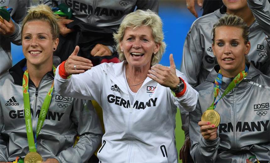 DFB-Frauen bescheren Neid perfekten Abschied Perfekter Abschied für Bundestrainerin Silvia Neid (M.).