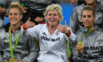 Perfekter Abschied für Bundestrainerin Silvia Neid (M.).