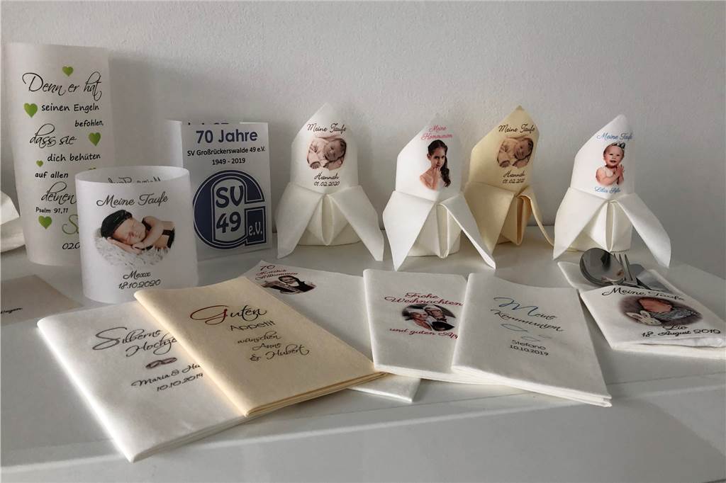 Kreativ auch mit Dackel: Ines Jägers bedruckt Servietten, Kissen und mehr Persönlich bedruckte Servietten, Einladungskarten, Lichthüllen, Lampenschirme und mehr: Ines Jägers hat eine Menge Ideen rund um ein stimmungsvolles Fest. Auch das Menü kann mal auf einer Lichthülle stehen.