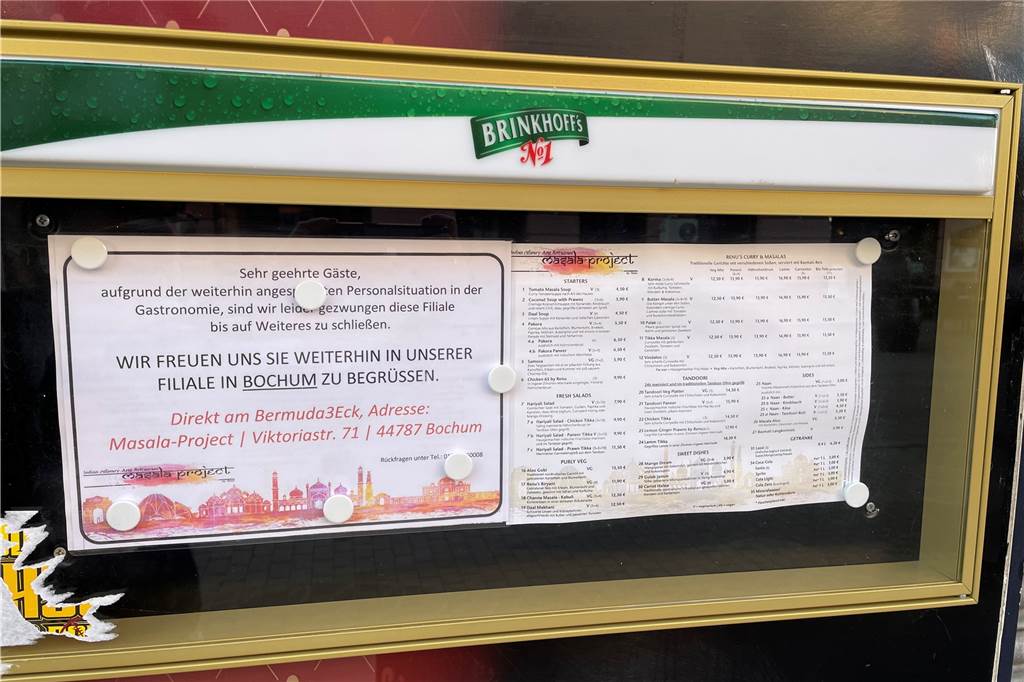 Ein Zettel am Restaurant "Masala Project" verkündet, dass das Lokal wegen Personalmangels geschlossen ist. 