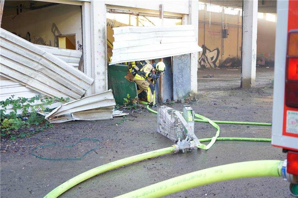 Nach Brand in Castrop-Rauxel: Diskussion um Mitverantwortung der Stadt Personen konnte die Feuerwehr auf dem Gelände nicht entdecken. Nach Zeugenhinweisen kann man aber wohl von Brandstiftung ausgehen.