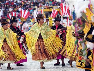 Peruanische Frauen in traditionellen Kostümen - indigene Sprachen scheinen jedoch auf der Strecke zu bleieben. Foto: Str