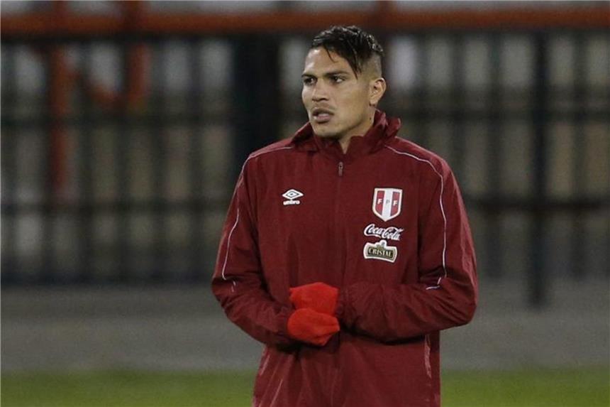 Paolo Guerrero zieht wegen Dopingvorwürfen vor CAS Perus Nationalspieler Paolo Guerrero geht gegen seine Doping-Sperre vor. Foto: Carlos Succo/EFE