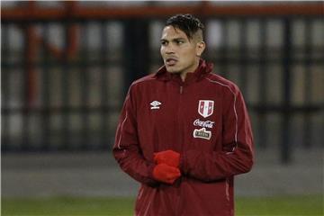 Perus Nationalspieler Paolo Guerrero geht gegen seine Doping-Sperre vor. Foto: Carlos Succo/EFE