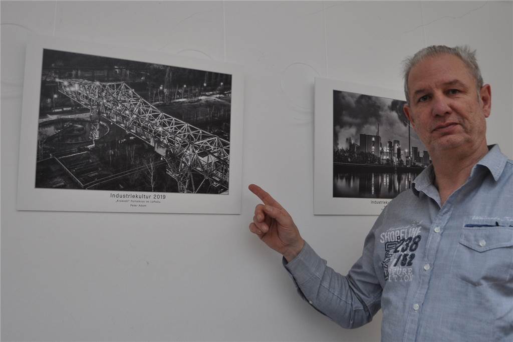 Photoclub Lünen präsentiert Werke zur Industriekultur 2019 im Lüntec Peter Adam vor seiner Fotografie „Krokodil“, die er im Duisburger Landschaftspark Nord aufgenommen hat.