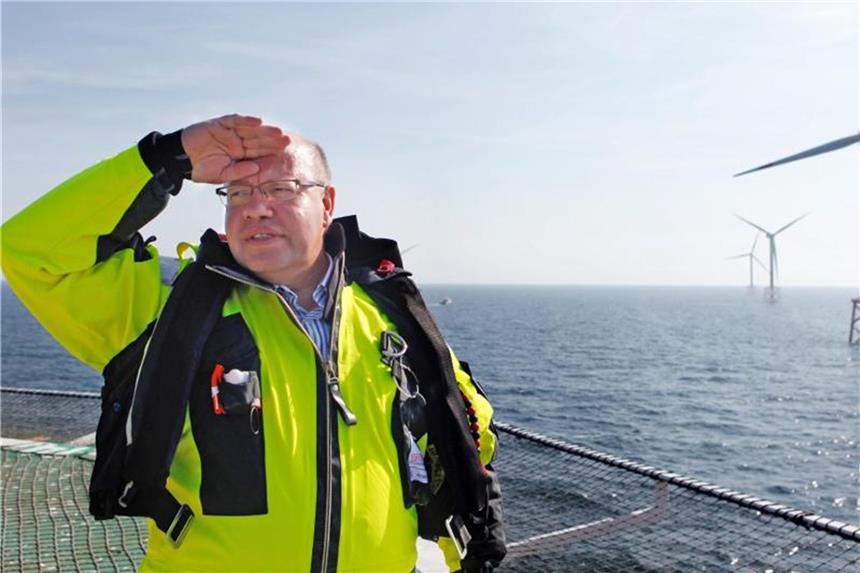 Ökostrom-Förderung: Umweltschützer gegen Altmaier-Vorschlag Peter Altmaier im Windpark Alpha Ventus in der Nordsee vor Borkum. Foto: Focke Strangmann/dapd Pool